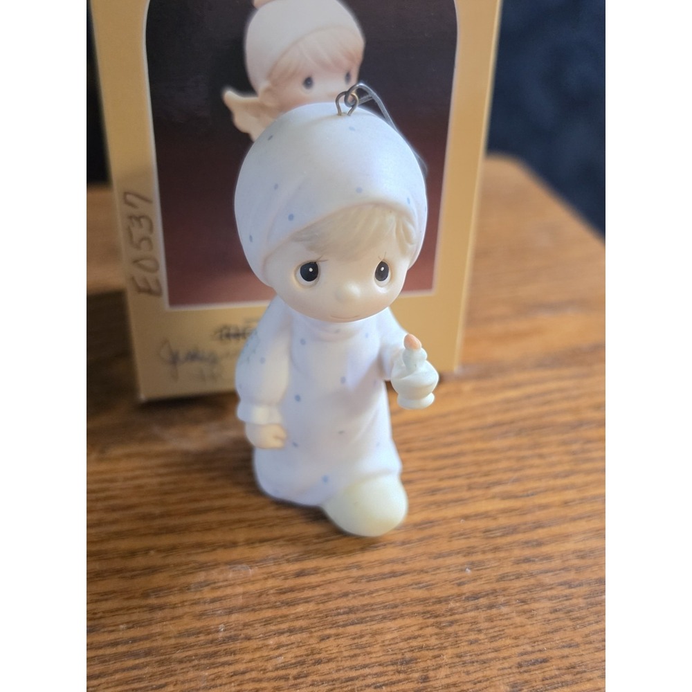 PRECIOUS MOMENTS JESUS IS THE LIGHT THAT SHINES ORNAMENT #E-0537 1983